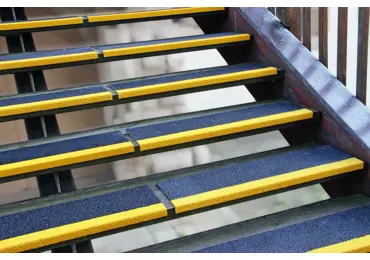 Sklolaminátový protiskluzový profil na hranu schodu GRP, široký – Medium | Premium